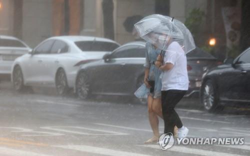 강하게 내리치는 비