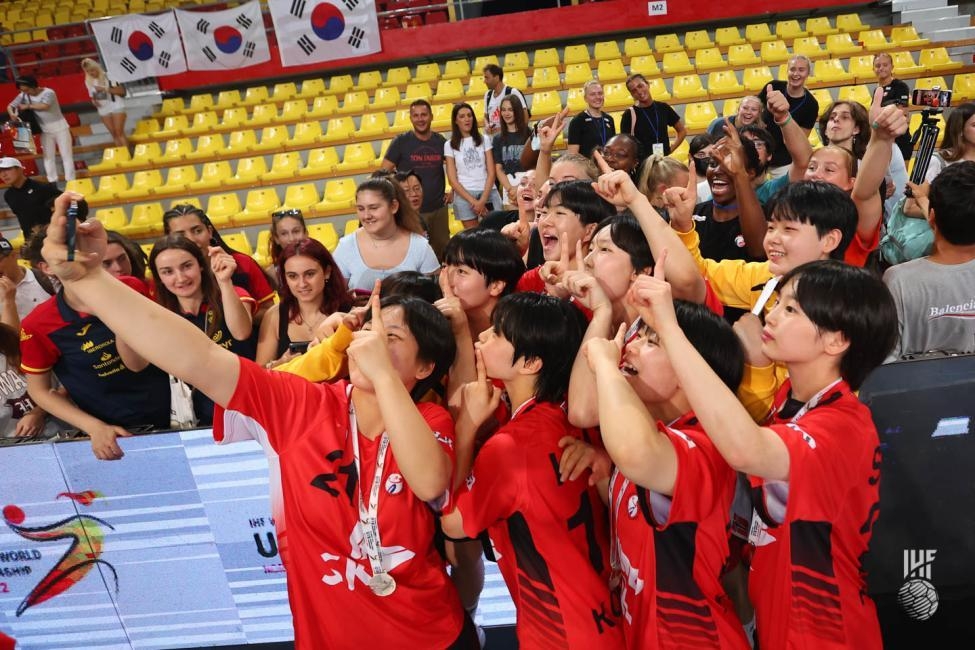우승 후 기뻐하는 한국 선수들. 
