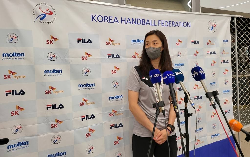 13일 귀국 후 인터뷰하는 김진순 감독