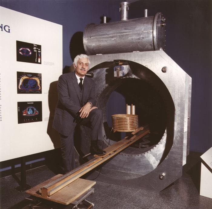 1977년 7월 세계 최초 MRI 기기와 함께 한 레이먼드 다마디언.