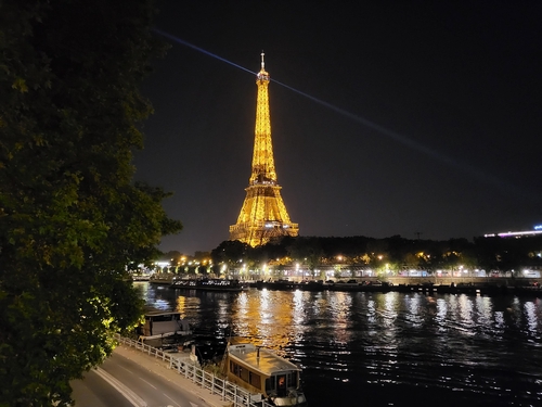 관광객을 끌어모으는 프랑스 파리 에펠탑의 야경