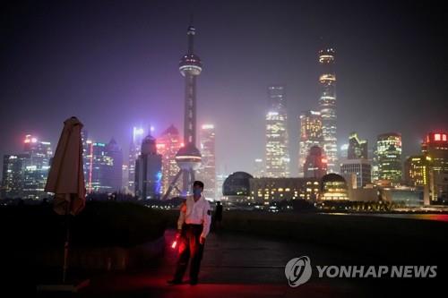 에너지 절감 위해 야간 조명 끄는 중국 상하이