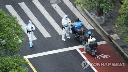 지난 5월 상하이 봉쇄 당시 방역복 입고 도로 검문하는 공안들 