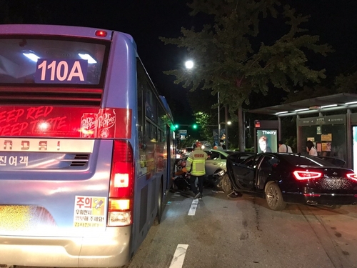 용산서 만취 차량이 행인·택시 들이받아…8명 부상