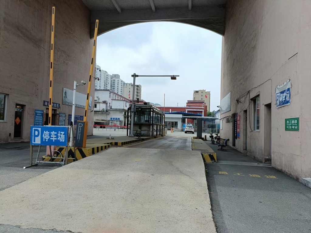 북중 화물열차 운행 중단으로 텅 빈 단둥해관(세관)