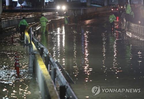 물에 잠긴 신천동로 자료사진