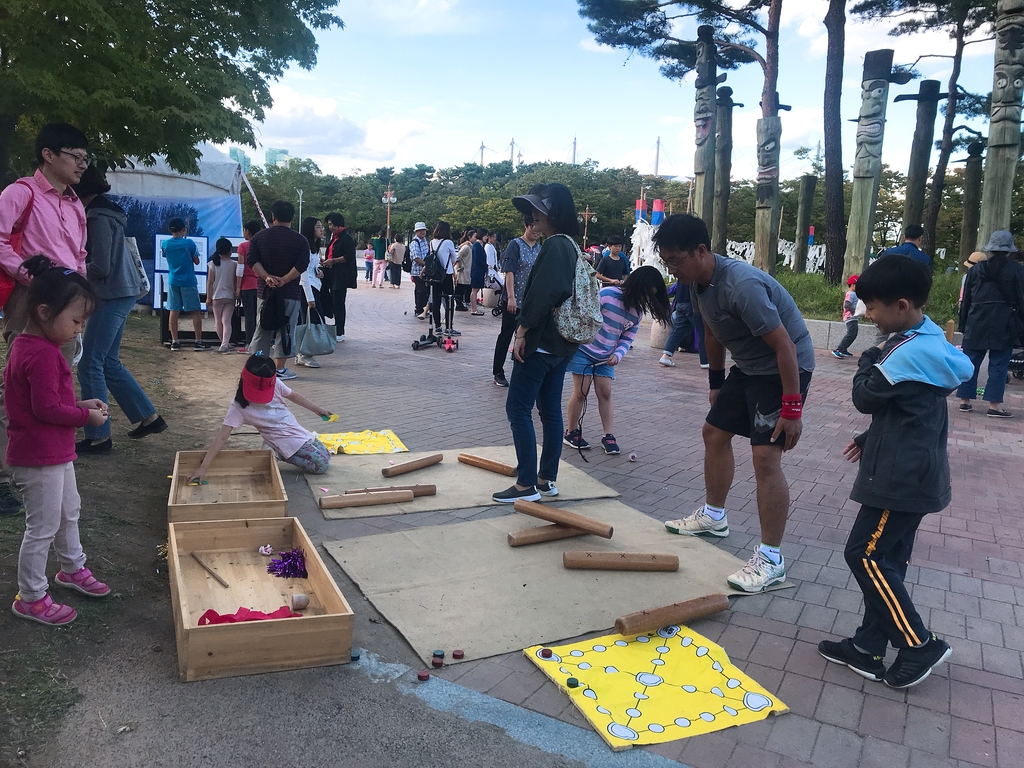 서울 공원에서 전통놀이 체험을 하는 시민들.