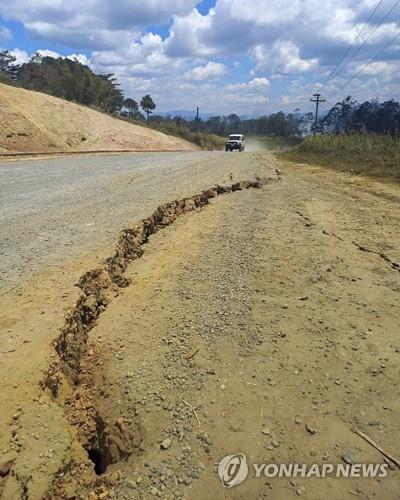 파푸아뉴기니 지진 파푸아뉴기니 카이난투 지역의 도로.