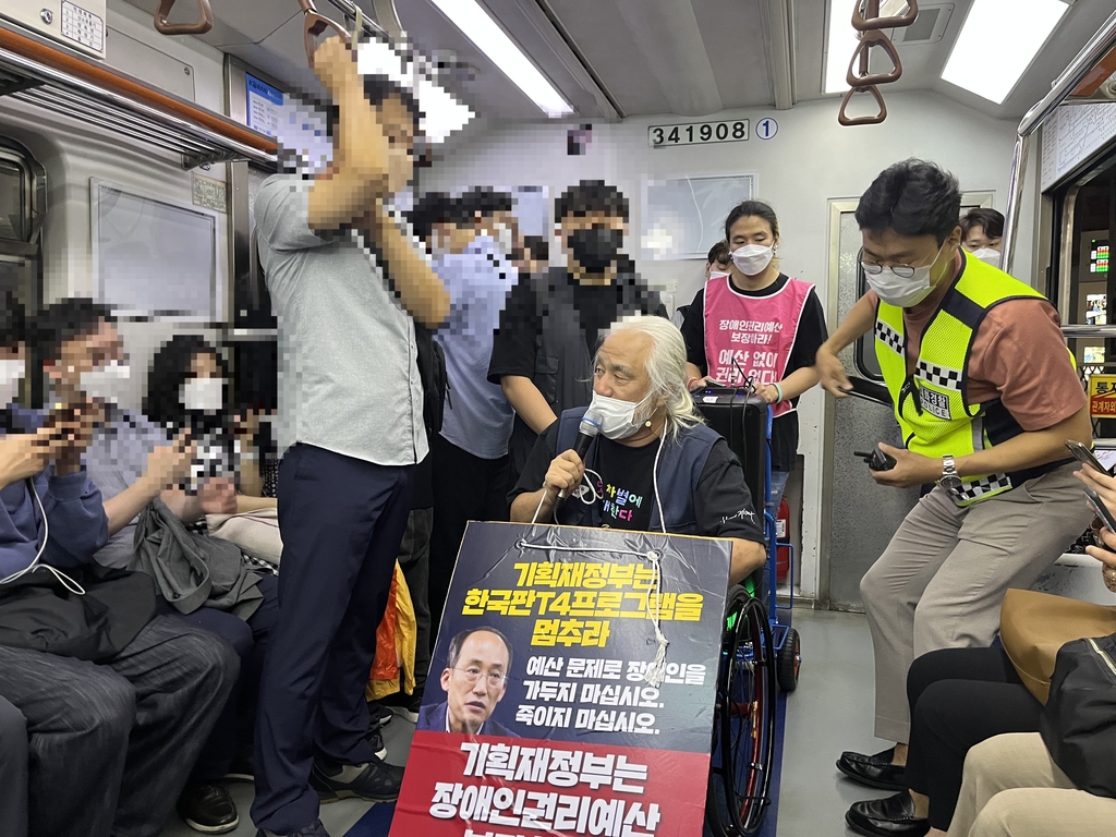 지하철 탑승 시위 벌이는 박경석 전장연 대표