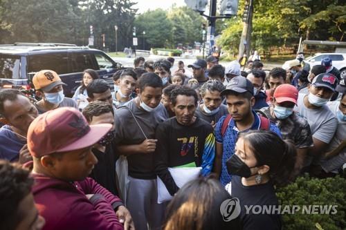 텍사스에서 버스를 타고 부통령 관저 앞에 도착한 밀입국자들