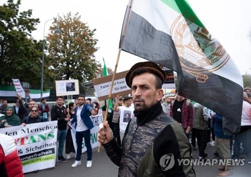 오스트리아 빈에서 반탈레반 시위를 벌이는 NRF 지지자. 