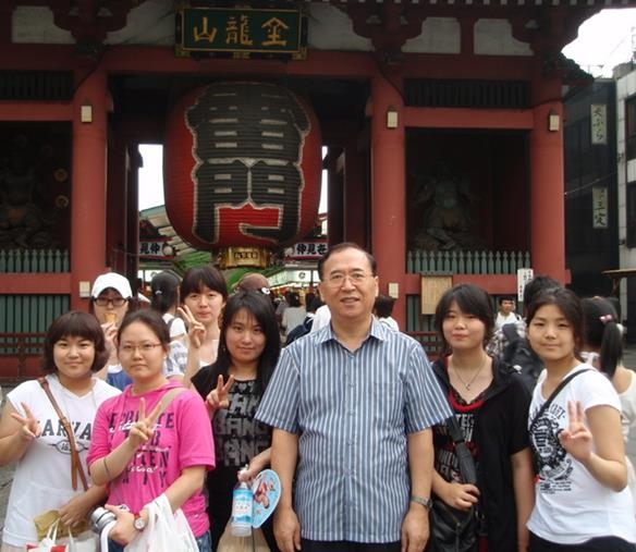 청소년들과 일본 방문한 송부영 한일협회 이사장