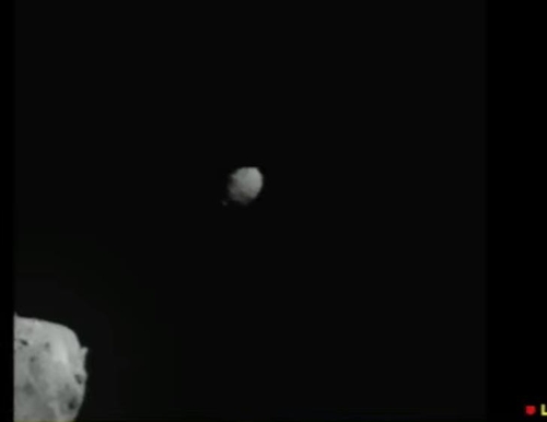 DART 우주선이 디이모스를 지나 다이모르포스로 향하는 장면 