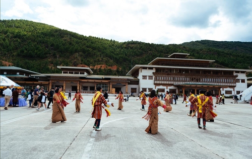 9월 23일 외국 관광객의 입국을 환영하는 부탄 주민.