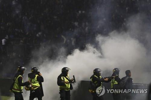 최루탄 쏘며 진압하는 경찰들
