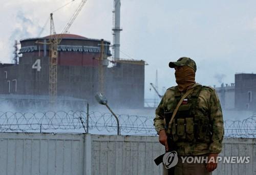 우크라이나 자포리자 원전 주변을 감시하는 러시아 군인