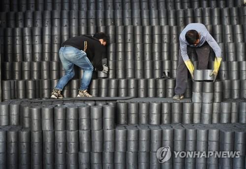 분주한 연탄 업체