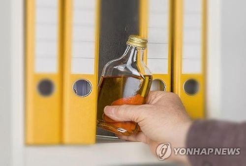 "팬데믹에 알코올중독자 사망 급증…절반 이상 '고독사'"