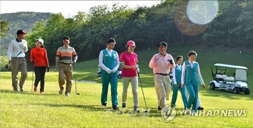 북한 평양골프장서 골프 즐기는 이용객