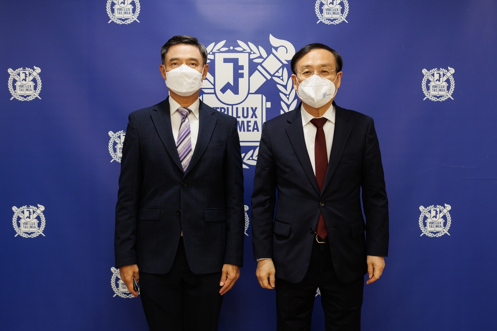 20일 태국 치앙마이대학 총장(왼쪽)을 접견한 오세정 서울대 총장.