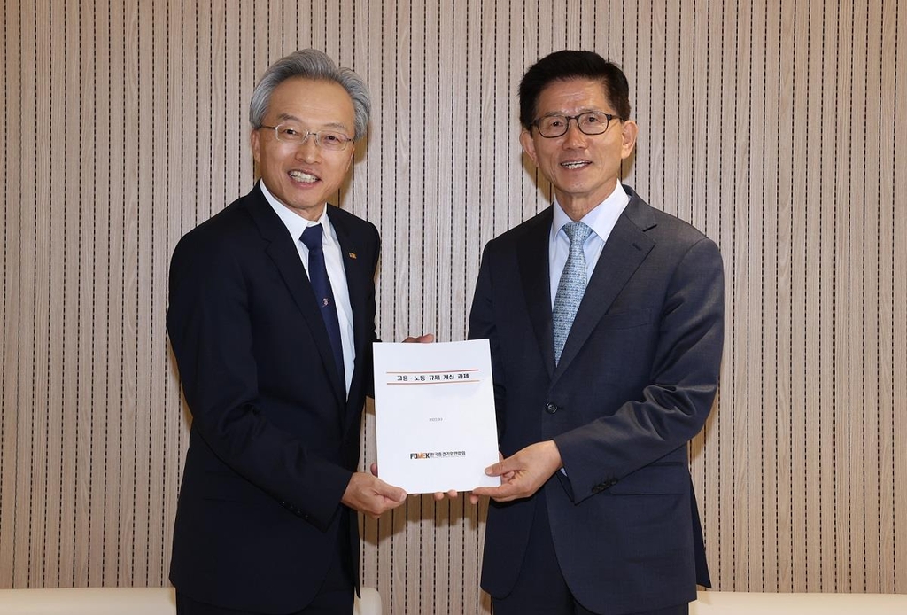 최진식 중견련 회장(왼쪽)과 김문수 경사노위 위원장