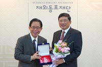 김의진 中 조선족 기업가, 재외동포재단에 희귀도서 670권 기증