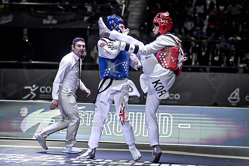 권도윤(오른쪽)의 남자 68㎏급 결승 경기 장면.