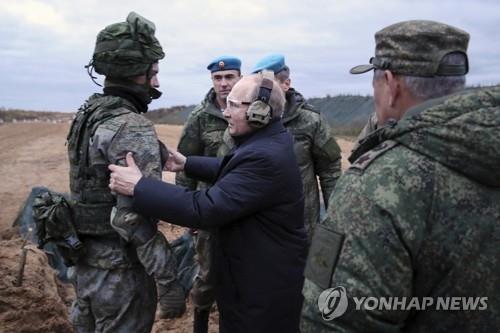 동원예비군 훈련소 방문한 푸틴 러시아 대통령