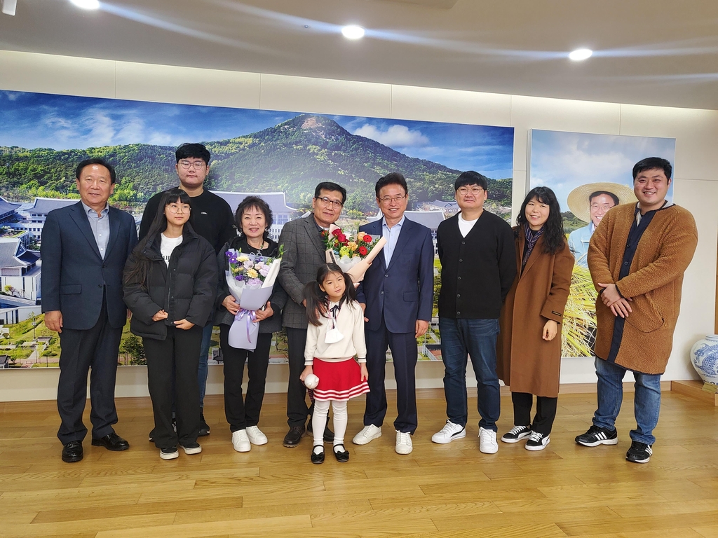 기념사진 찍는 봉화 생환 광부 박정하 씨 가족들 