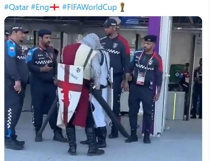 '십자군' 팬들을 제지하는 카타르 월드컵 현장 요원들