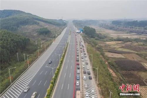 코로나19 확산과 방역 강화로 한산한 중국 고속도로