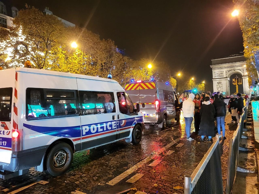 파리 샹젤리제 거리에서 단속하는 경찰들