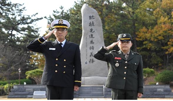 '해군 3부자' 윤호준(왼쪽) 소위와 '군인 세 가족' 최모성 소위