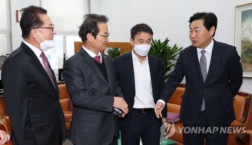 '전라북도특별자치도 입법공청회'에 앞서 의원들과 대화하는 김관영 전북도지사