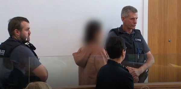 법원에 출두한 가방 속 시신 사건 용의자(가운데)