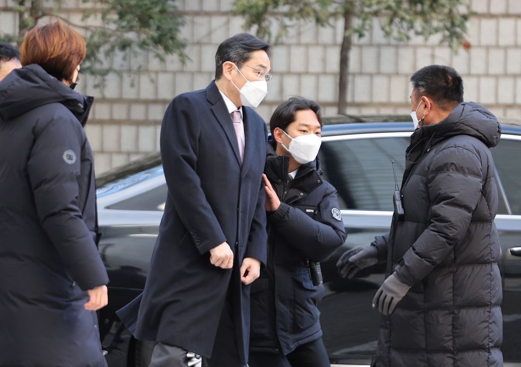 [사진톡톡] 법정 향하는 이재용에 날아온 계란 - 5