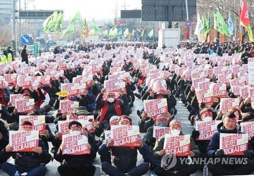 민주노총 화물연대 총파업 독려에도…열기 저조·물류 수송 재개