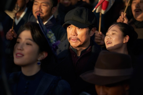윤제균 '영웅' 개봉 첫날 10만명 관객…'아바타2' 1위 지속