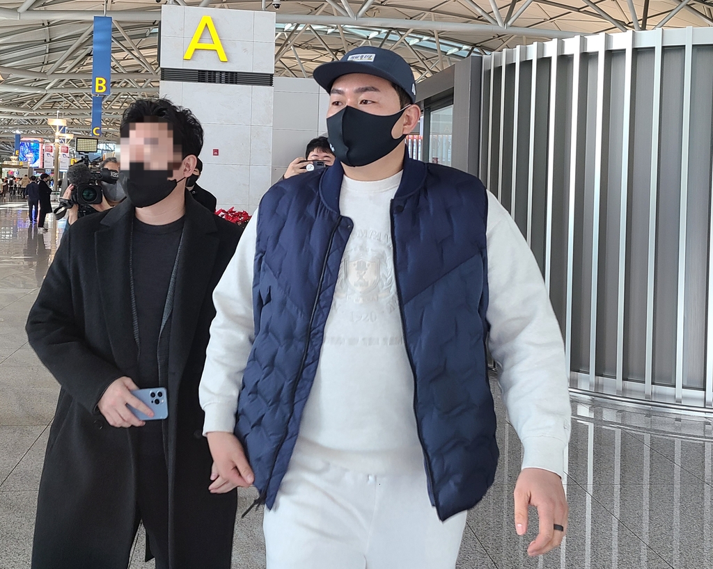 출국 전 인터뷰 장소에 들어서는 최지만