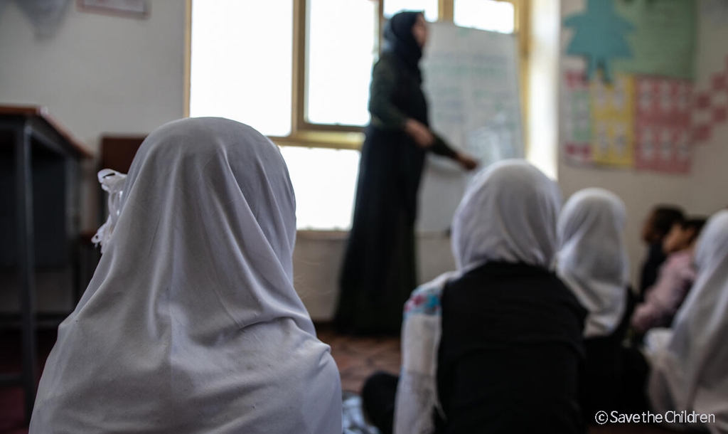 아프가니스탄의 한 학교에서 수업 중인 교사