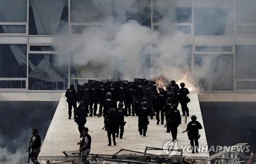브라질 대통령궁에 난입한 폭도들을 진압하는 브라질 보안군