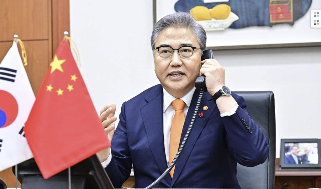 친강 신임 중국 외교부장과 통화하는 박진 외교부 장관