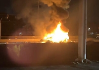 '쾅쾅!' 불길 속 테슬라 창문 깨고 운전자 구한 시민들