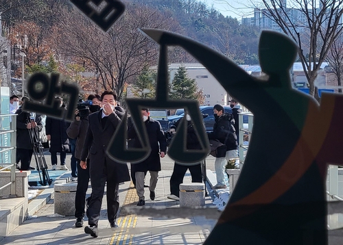 법정 출석하는 원강수 원주시장