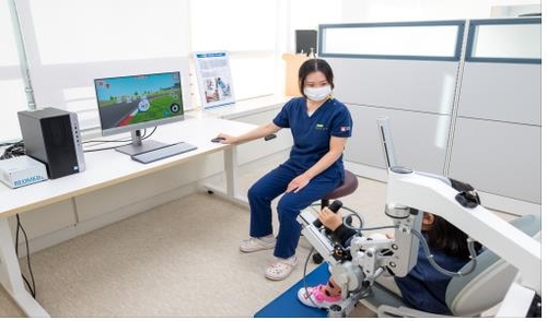 서울시 어린이병원, 팔 재활치료 돕는 로봇 도입