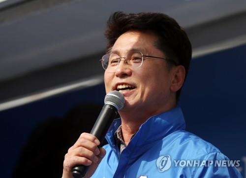 예비후보 지지연설한 전 인천시 부시장, 선거법 혐의 부인