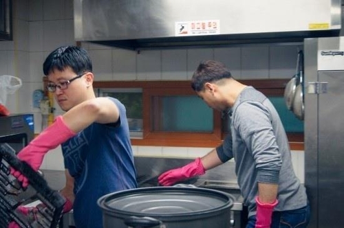경기 군포 사회복지법인 '양지의 집'에서 부엌 청소를 하고 있는 신세환 교사 