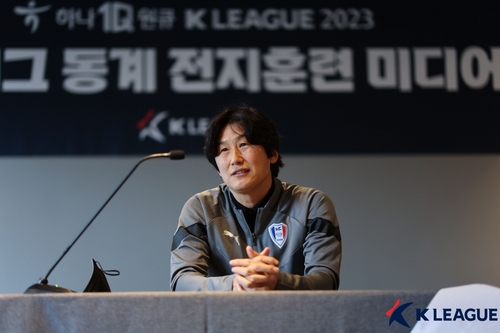 기자회견하는 이병근 수원 감독
