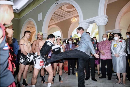 태국 쁘라윳 총리의 무에타이 발차기