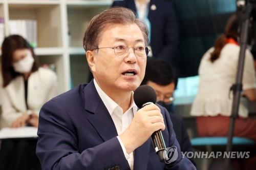 (서울=연합뉴스) 김주성 기자 = 문재인 대통령이 2020년 8월 18일 서울 중구 창덕여중에서 한국판 뉴딜 10대 과제 중 하나인 '그린 스마트스쿨' 추진 관련 시도교육감 간담회를 주재하는 모습. [연합뉴스 자료사진]
